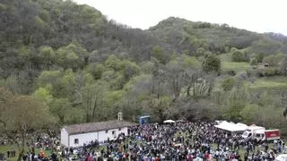 La romería de La Flor (con recuerdo al gran apagón de hace un año) reúne en Lena a cientos de incondicionales de las fiestas de "prau": "Aquí siempre hay ambiente"