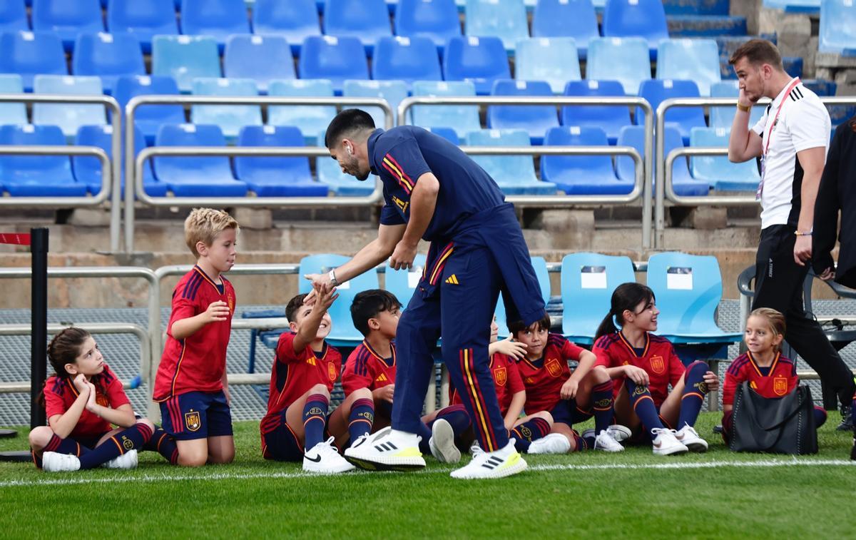 Carlos Soler saluda a los niños antes del partido en Zaragoza