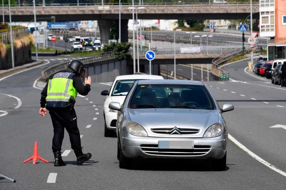 Los agentes vigilan los accesos a la ciudad y proponen multas para los infractores.