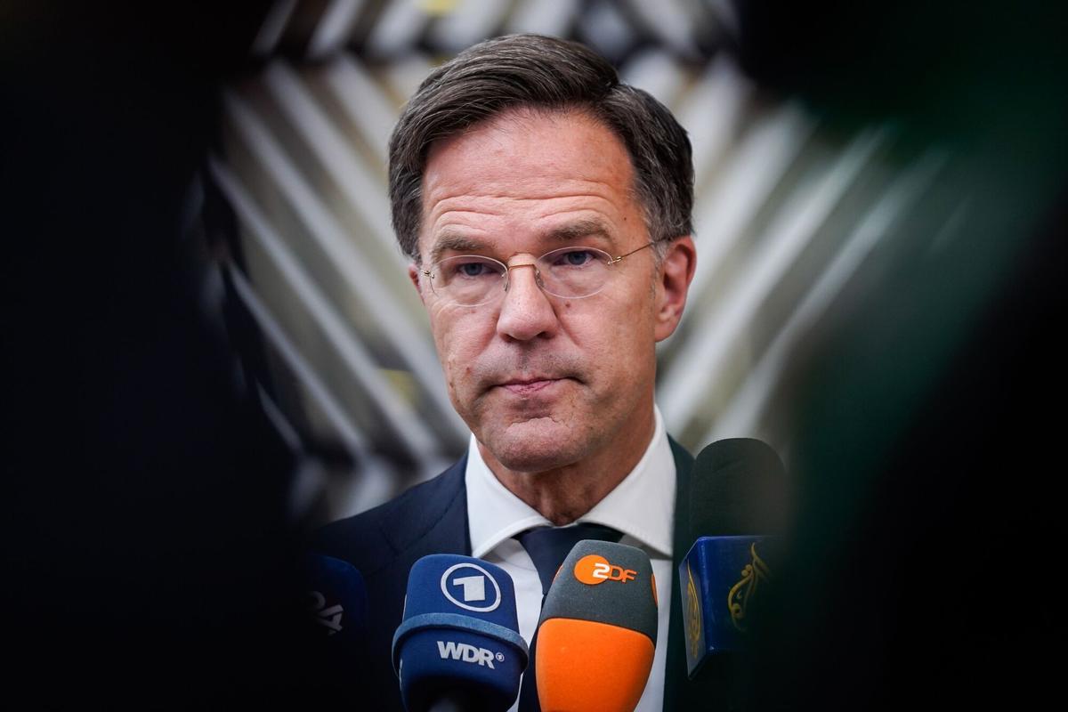 El primer ministro holandés, Mark Rutte, se dirige a los medios este lunes, antes de la cumbre de lídere de la UE en Bruselas.