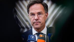 El primer ministro holandés, Mark Rutte, se dirige a los medios este lunes, antes de la cumbre de lídere de la UE en Bruselas.