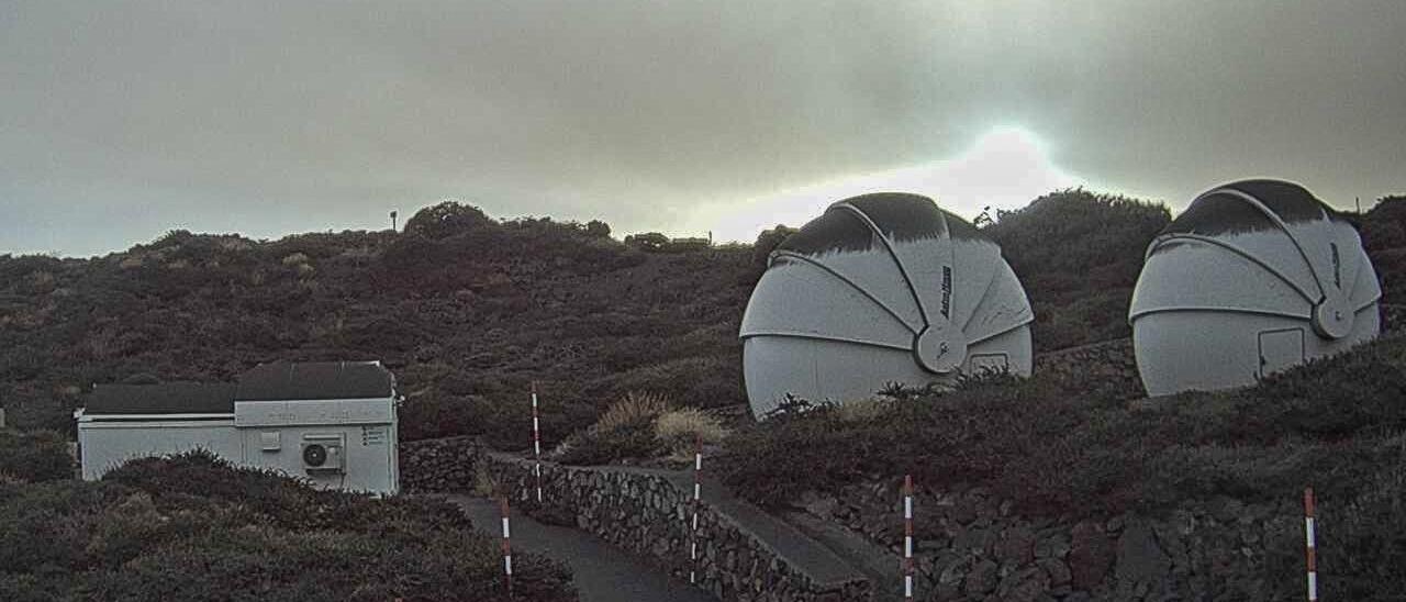 Telescopios del Roque de Los Muchachos cubiertos de ceniza del volcán