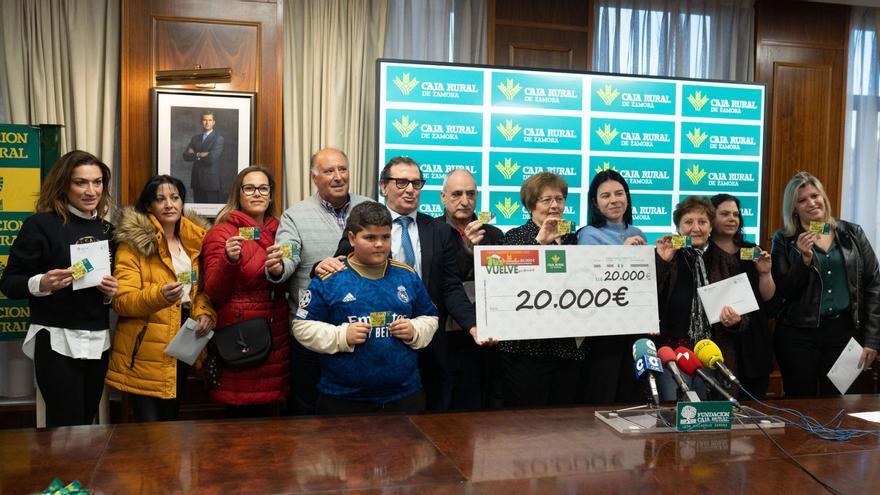 Los premiados, junto a los representantes de Caja Rural de Zamora. |