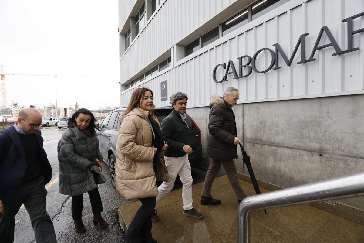 La conselleira do Mar, Marta Villaverde, durante su visita este miércoles a Cabomar.