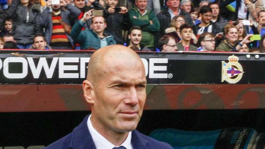 Zidane, ante el banquillo antes de empezar el partido.