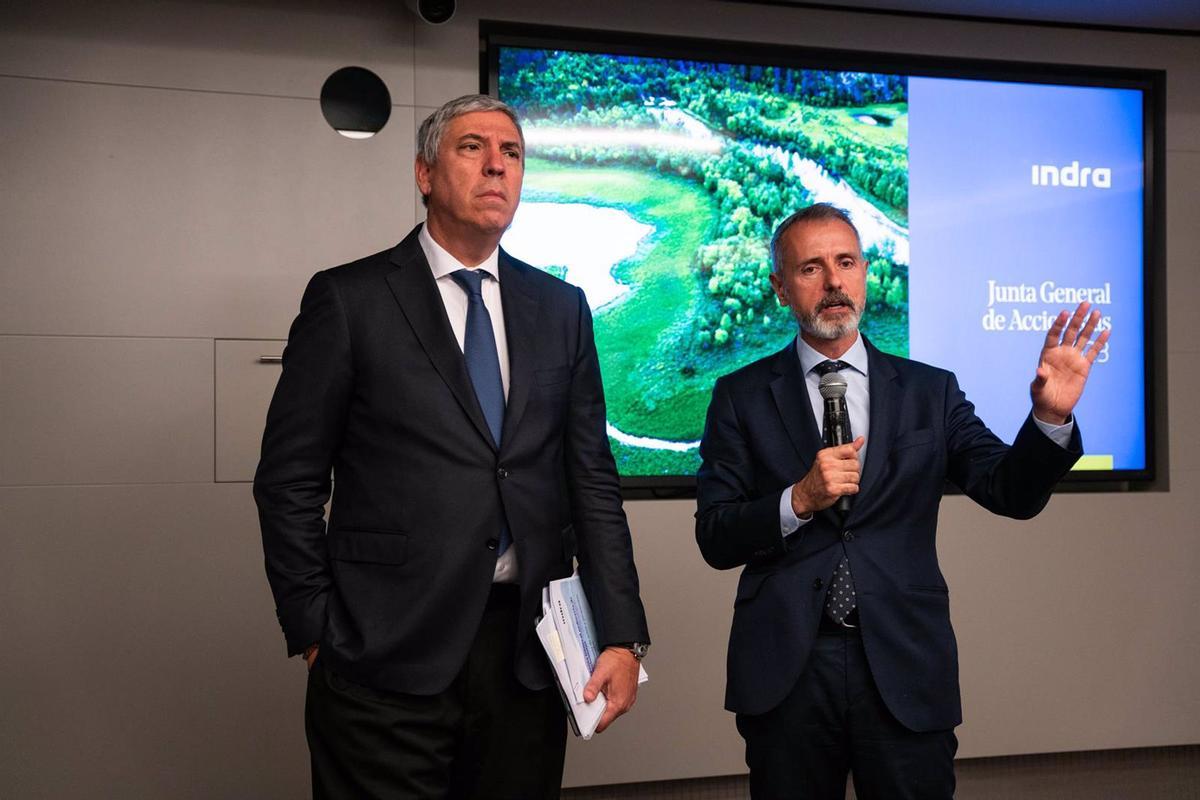 El nuevo consejero delegado de Indra, José Vicente de los Mozos, y el presidente de Indra, Marc Murtra, durante la junta general ordinaria de accionistas de Indra, a 30 de junio de 2023, en Alcobendas, Madrid (España)
