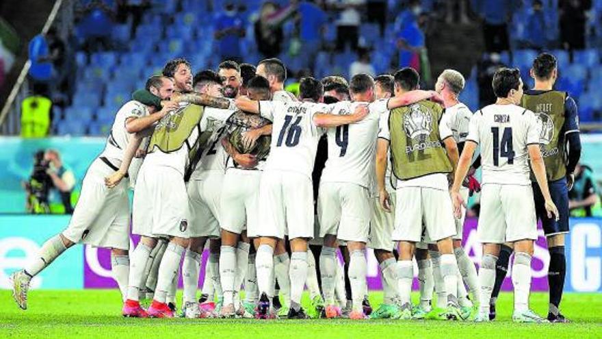 Los jugadores de Italia celebran su victoria sobre Turquía en el partido inaugural.