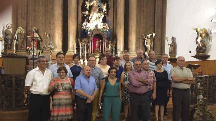 Los quintos de 1956 en una foto de familia realizada en la iglesia parroquial de Coreses.