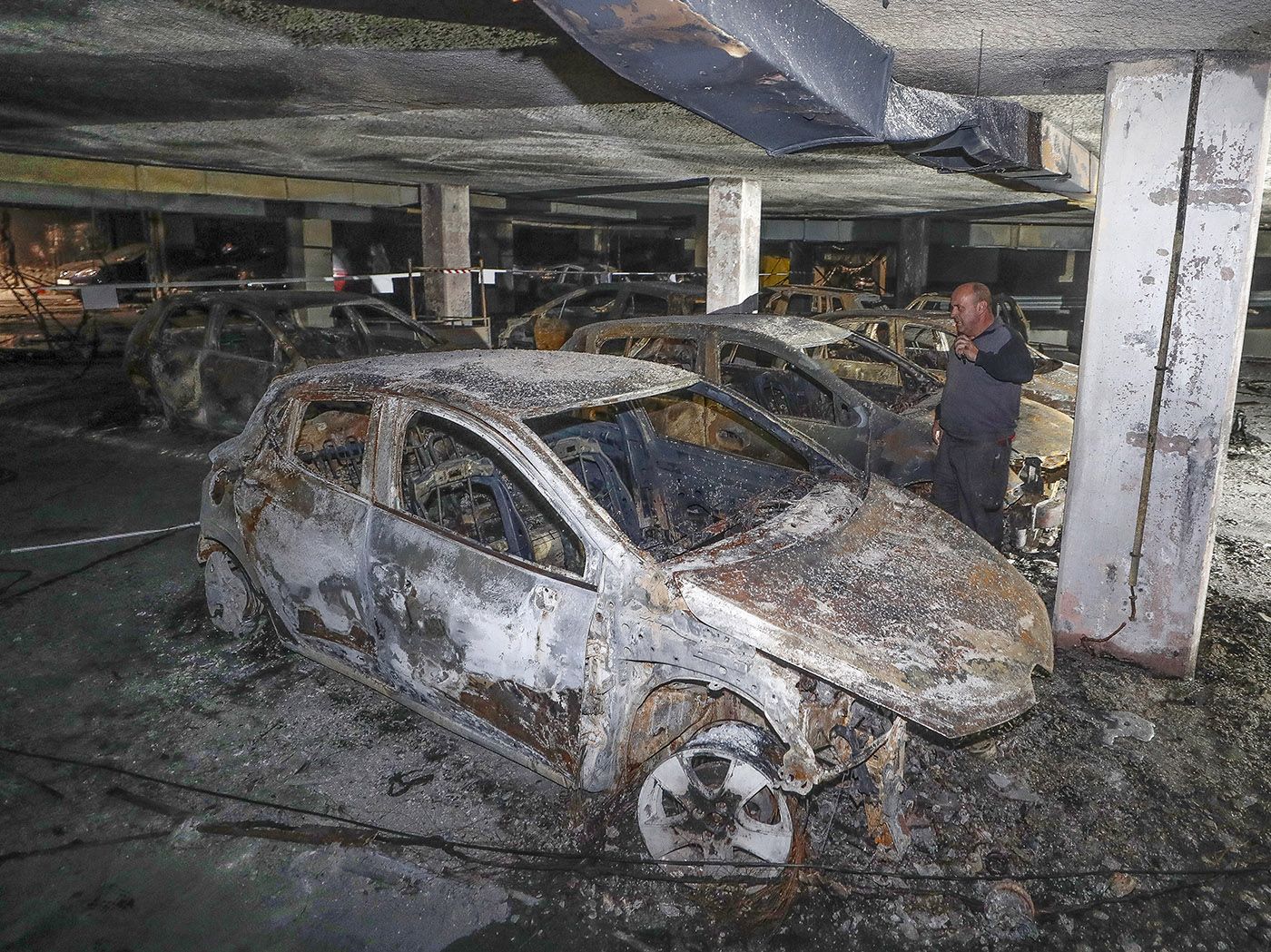 Interior del garaje incendiado en Navia