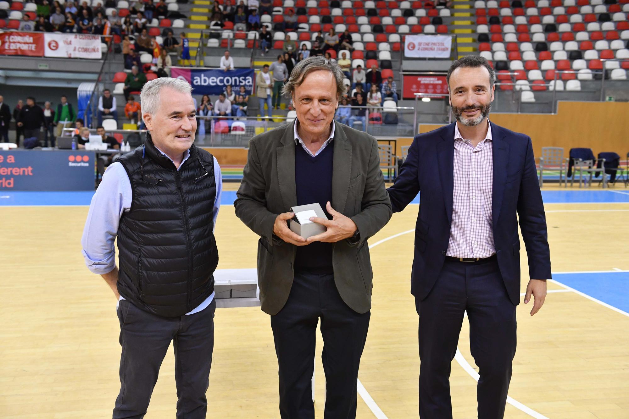 Celebración de las Bodas de Plata del Leyma Coruña con homenajes a presidentes, entrenadores y socios