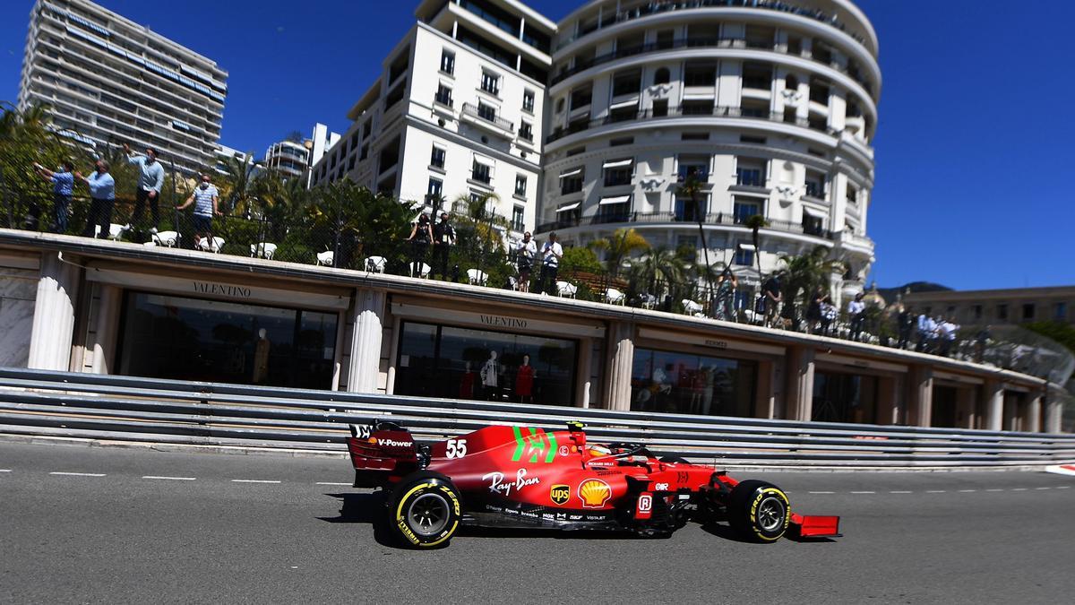 Carlos Sainz, al volante del Ferrari  en el circuito de Mónaco