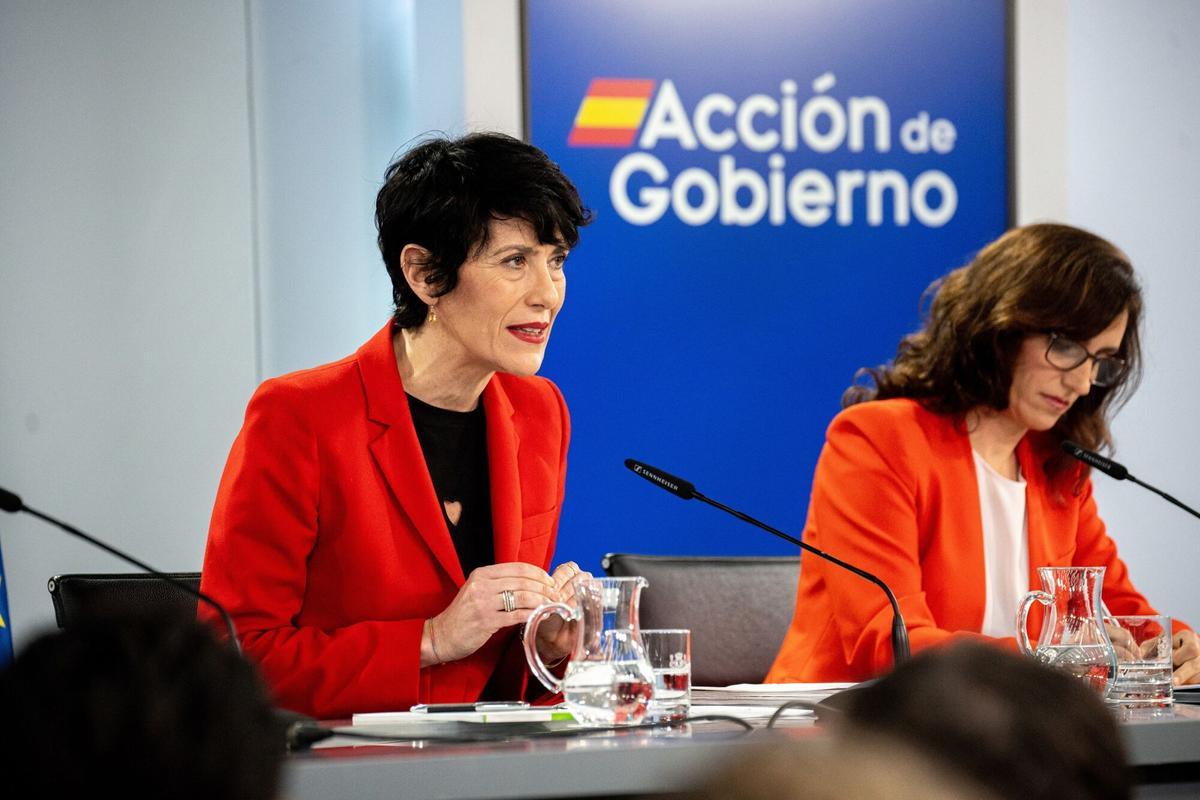 La portavoz del Gobierno, Elma Saiz, y la ministra de Sanidad, Mónica García, durante la rueda de prensa posterior al Consejo de Ministros.