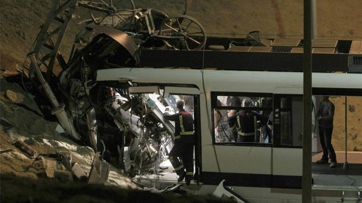 Un grupo de bomberos trabaja en la cabina del tren siniestrado esta pasada noche en Fuenlabrada