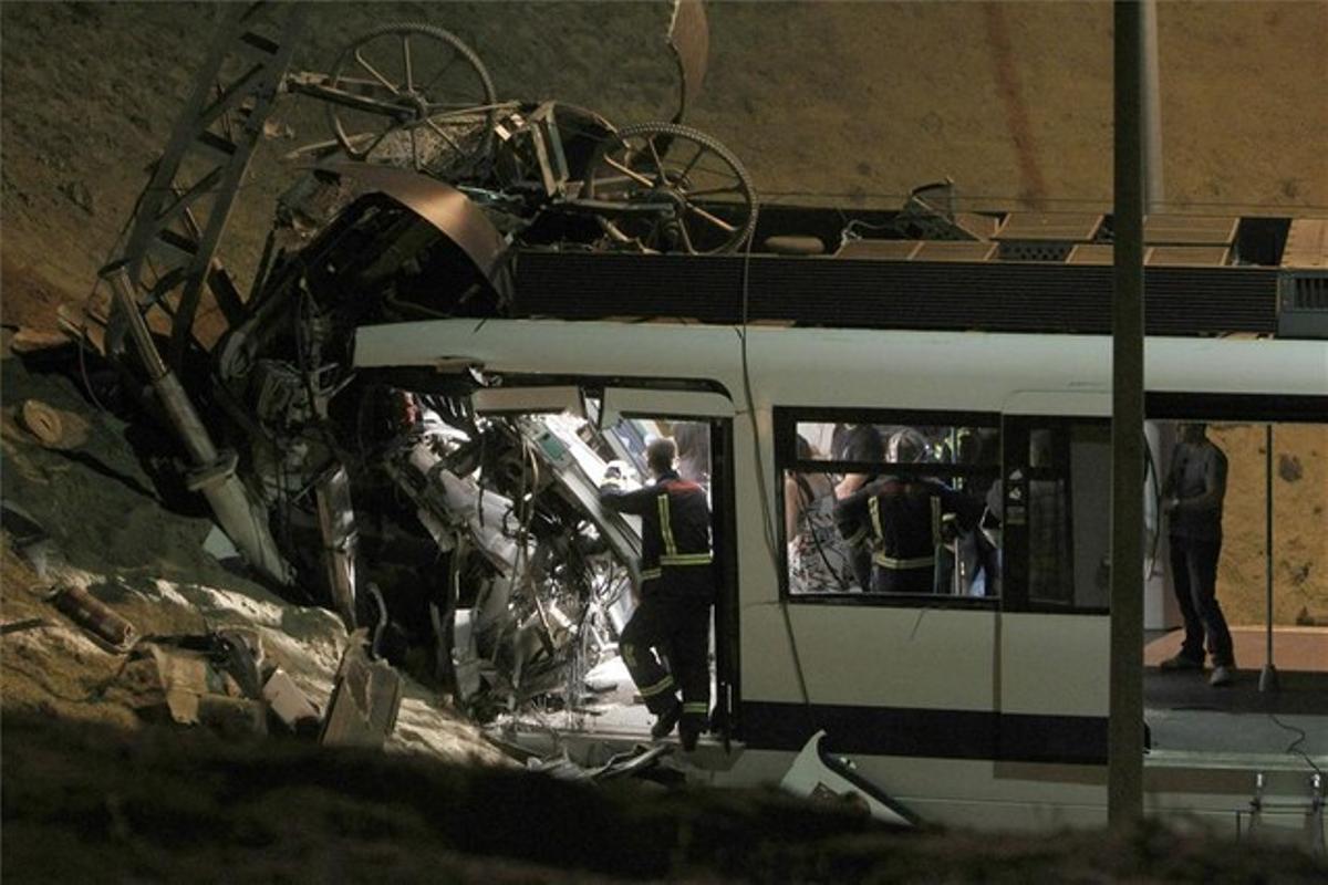 Un grup de bombers treballen a la cabina del tren sinistrat aquesta nit a Fuenlabrada Un grup de bombers treballen a la cabina del tren sinistrat aquesta nit a Fuenlabrada