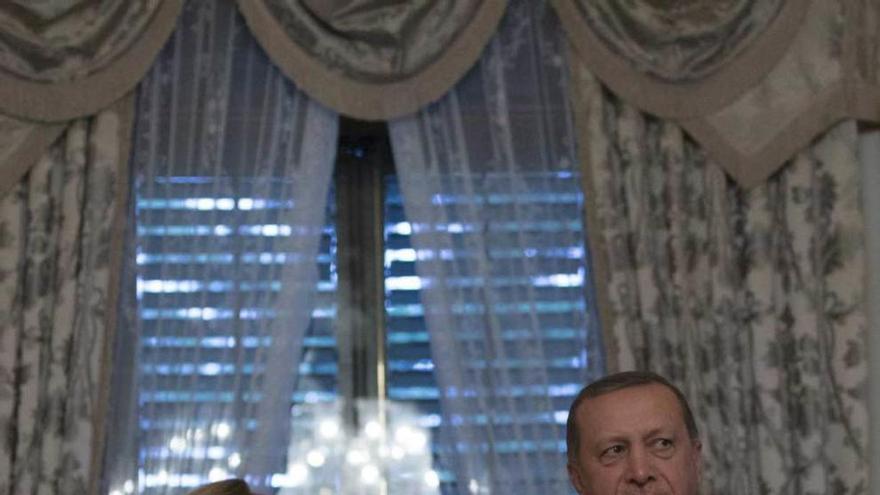 Merkel y Erdogan se saludan en Estambul.