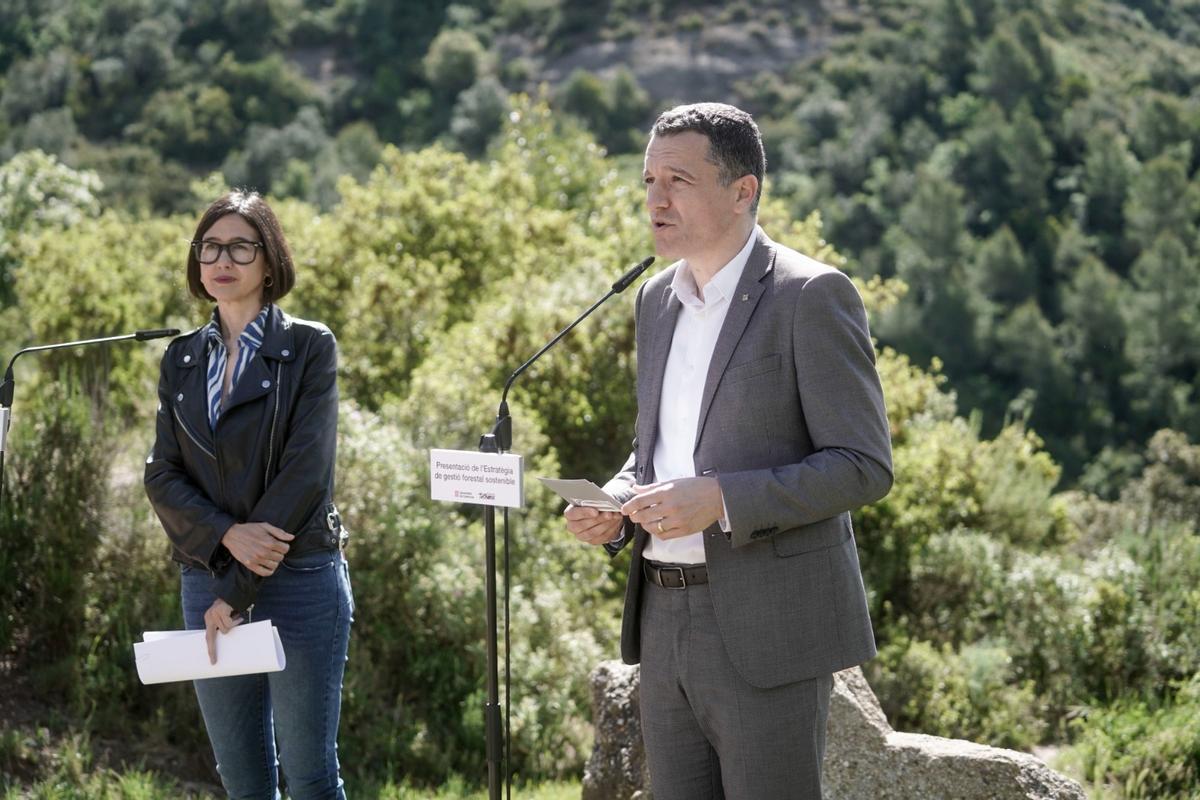 Els dos consellers, Parlon i Ordeig, a la presentació de la nova estratègia de gestió forestal del Govern