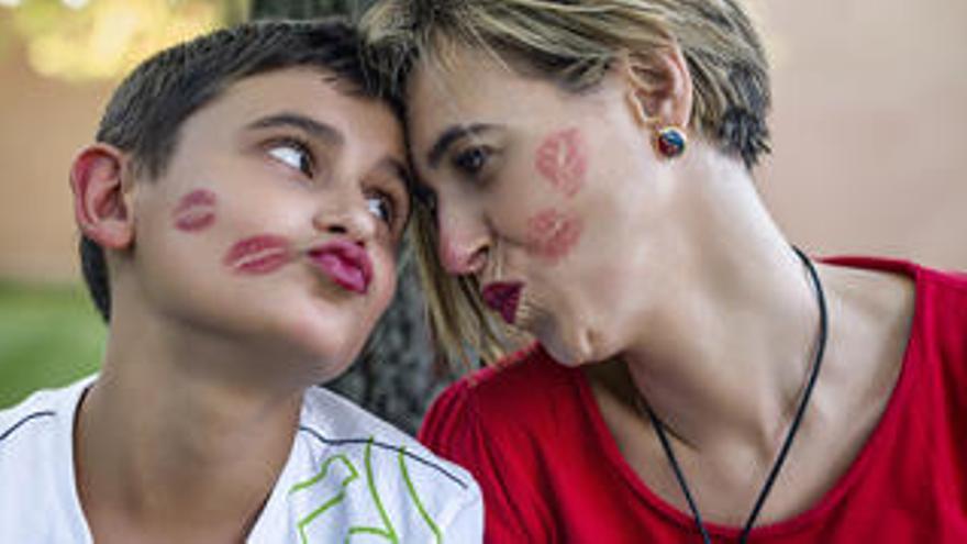 Rosa Eva junto con su hijo Iván, en una de las ilustraciones de la obra.