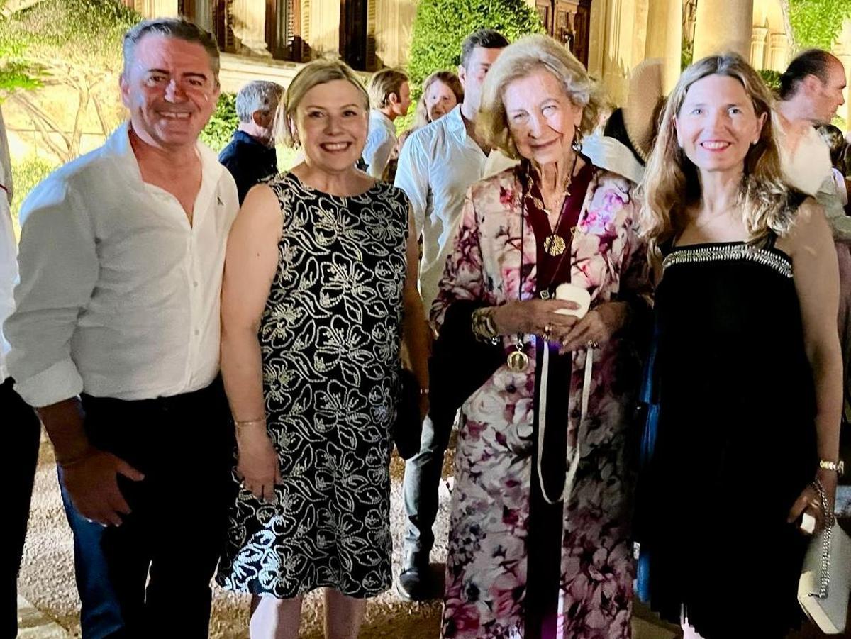 Miquel Jerez, Antonia Roig, la reina emérita y Sonia Martínez.
