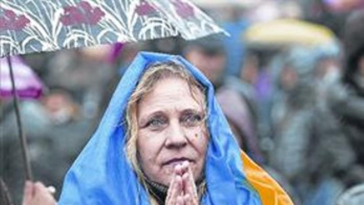 Concentración 8Una mujer ucraniana, en Maidan, en Kiev, ayer.