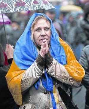 Concentració 8 Una dona ucraïnesa, a Maidan, a Kíev, ahir.