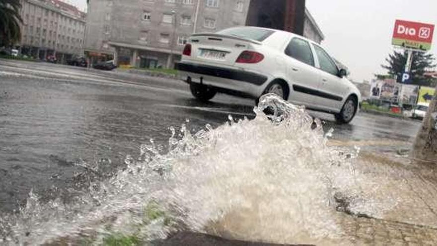 Una alcantarilla rebosó de agua en As Carolinas, Vilagarcía.  // J.L.O.