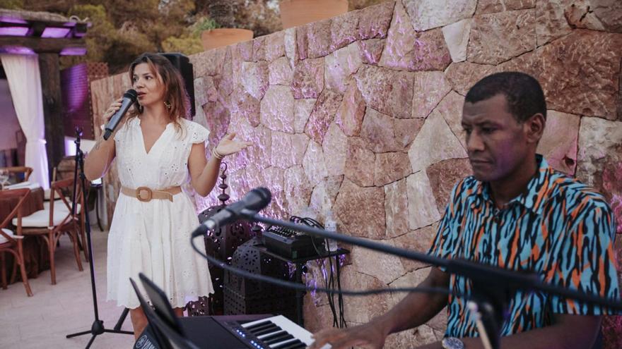 Swing y latin jazz con la cantante Roxela y el teclista Omar Guzmán, en Cas Costas