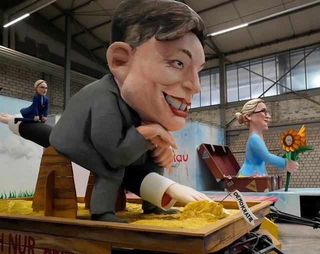 Elon Musk, caracterizado en una carroza de carnaval en Alemanía.