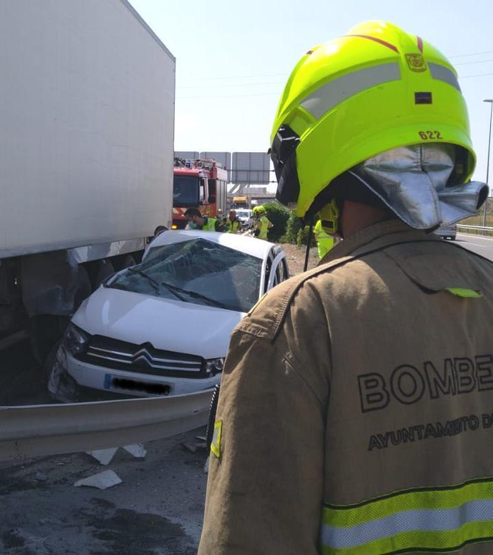 Dos heridos tras chocar un camión de mercancías y un turismo en Zaragoza.