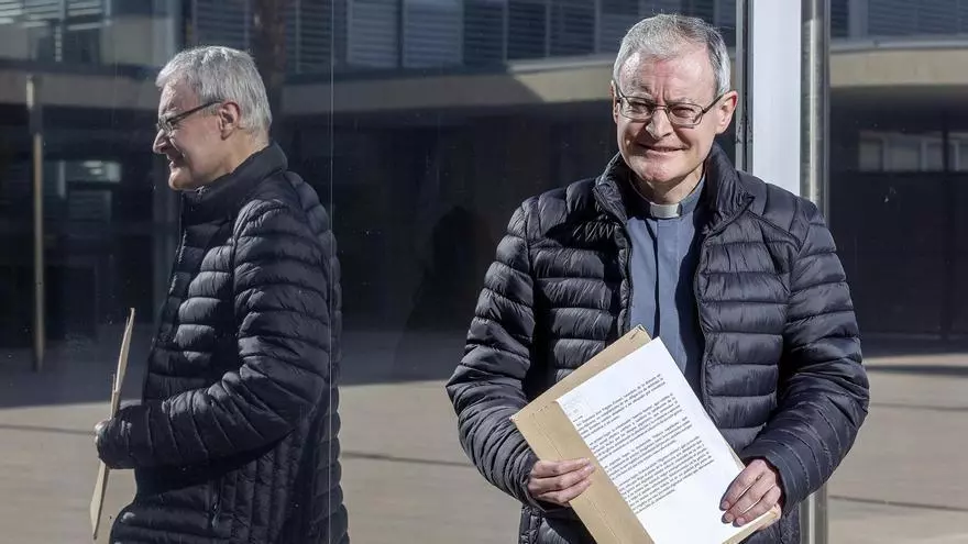 El cura José Vegara acusa al Papa Francisco de herejía por absolver a las parejas homosexuales en un escrito presentado en la Diócesis Orihuela-Alicante