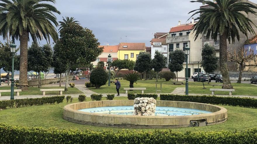 Vista parcial del céntrico parque Pedra Pateira de Ribeira, que será objeto de ampliación y mejoras / s. souto