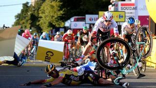 Escalofriante caída en un sprint de la Vuelta a Polonia
