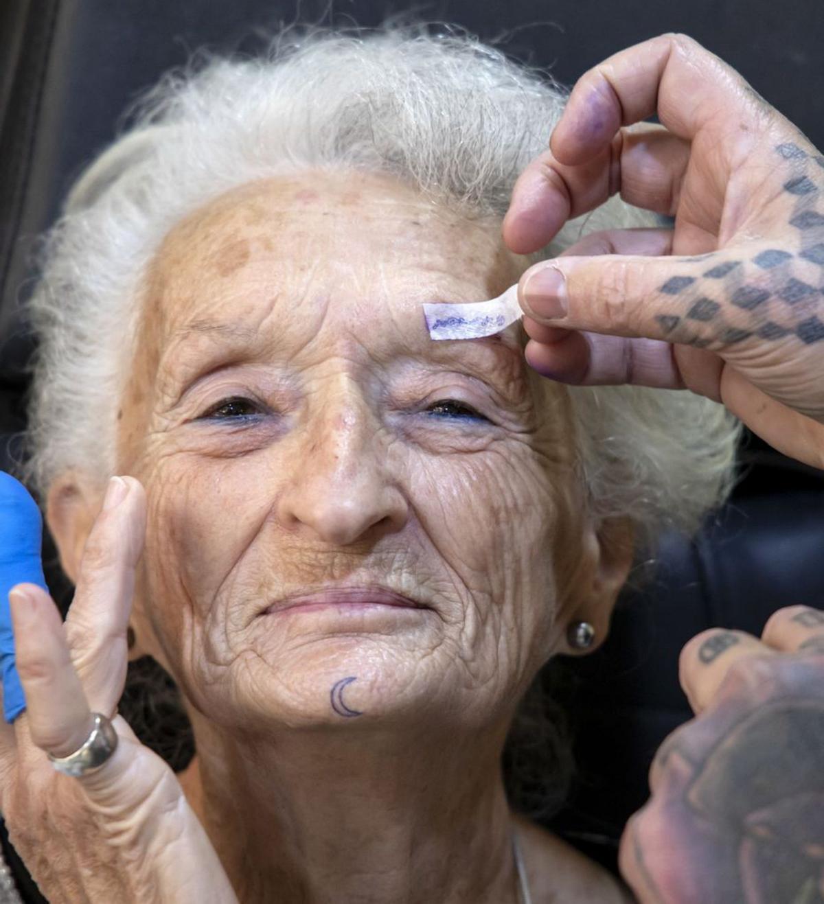 Carmen Navas añade un nuevo tatuaje a su rostro. | DANIEL PÉREZ / EFE