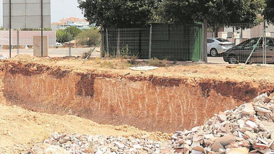 La Policía Local y la Guardia Civil encontraron a la mujer en esta zanja, con indicios se haber sufrido una paliza.