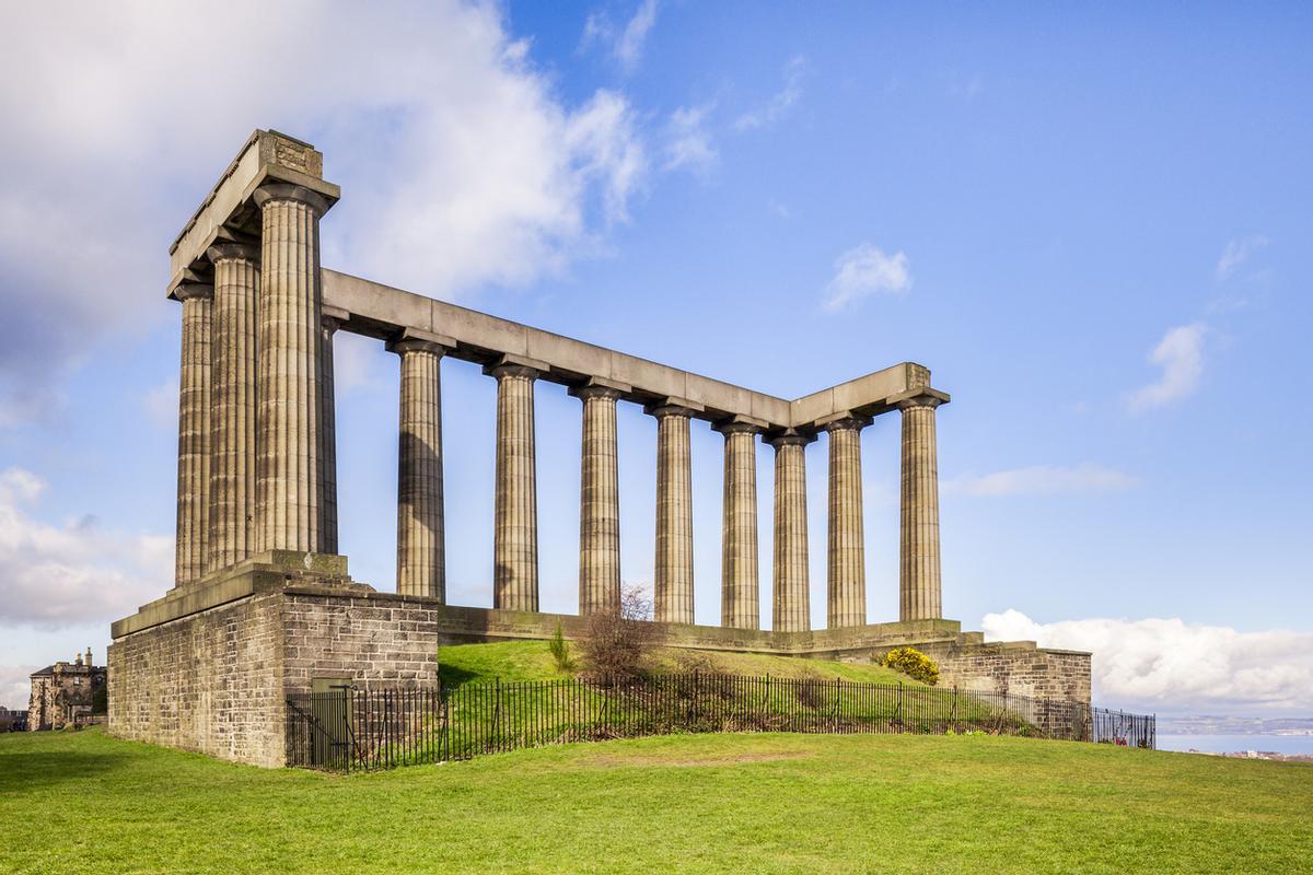 El curioso Monumento Nacional en lo alto de Calton Hill