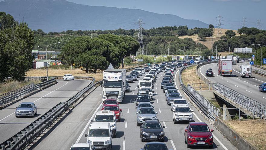 La meitat dels cotxes previstos han abandonat la zona metropolitana fins a les vuit del vespre per la revetlla
