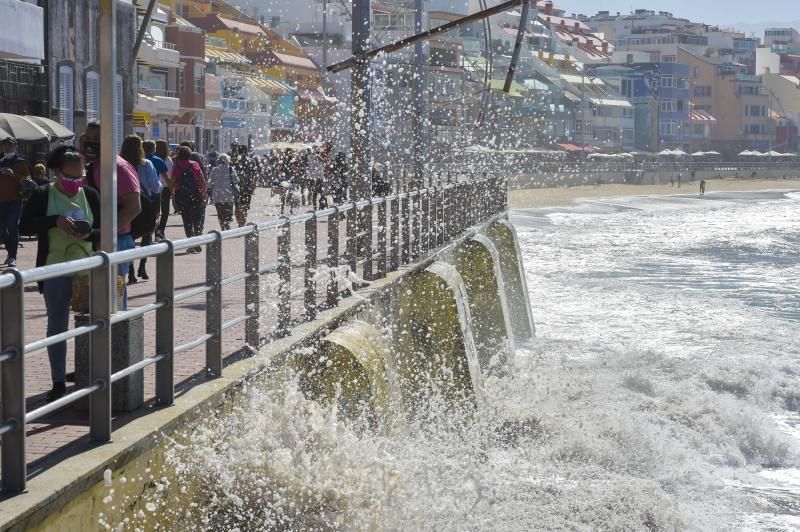 Dia de sol y fuerte oleaje en la playa de Las Canteras