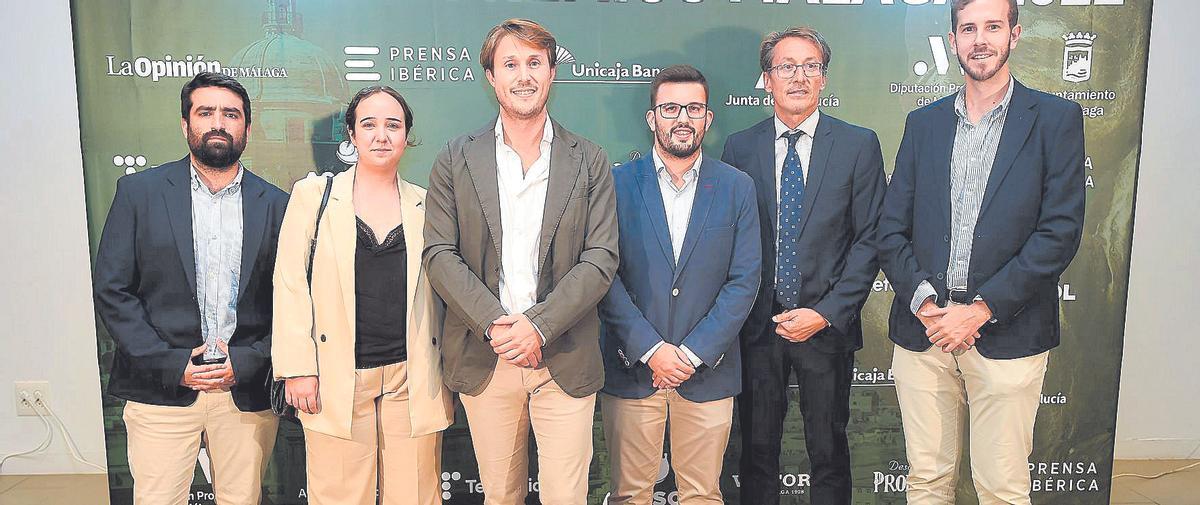 Los representantes del BeSoccer UMA Antequera de fútbol sala, con la redacción de Deportes de La Opinión.