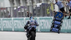 El Gresini Racing Team Ducati recibe, desde su muro, a Àlex Márquez como nuevo subcampeón de MotoGP.