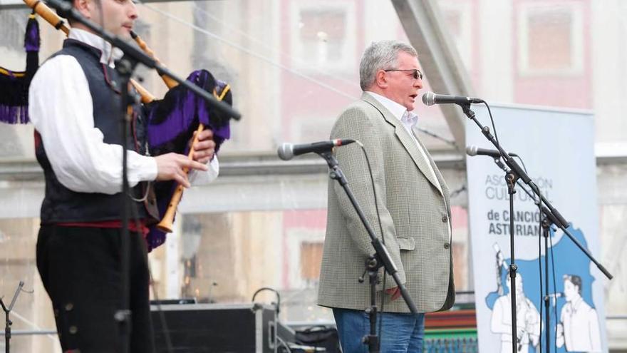 El gaitero Ramón García y el cantador Germán Riera Riera, ayer, sobre el escenario de la plaza de España.