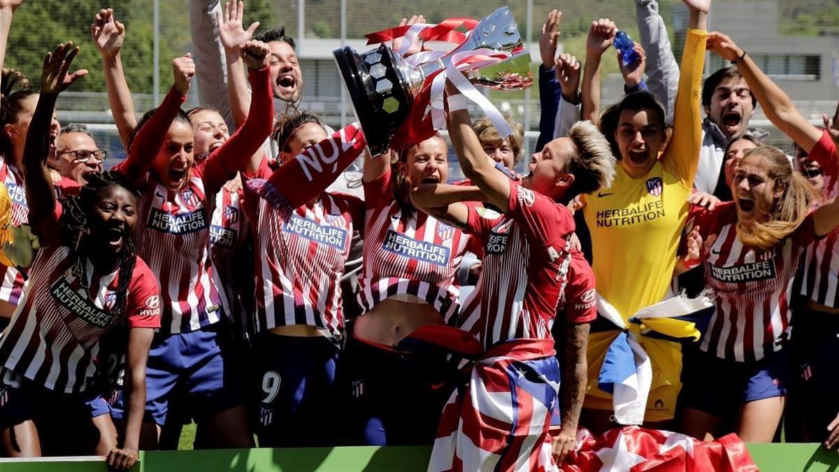 Las jugadoras del Atlético celebran la consecución del título de Liga.