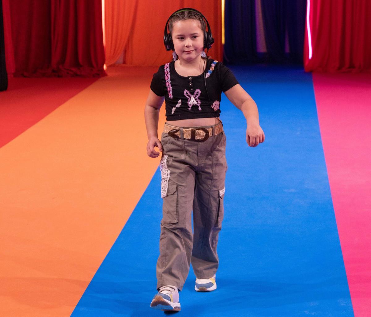 Desfile Pequeencaixe na pasarela de moda da Mostra do Encaixe