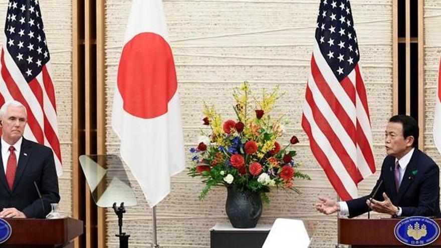 Mike Pence junto al primer ministro de Japón.