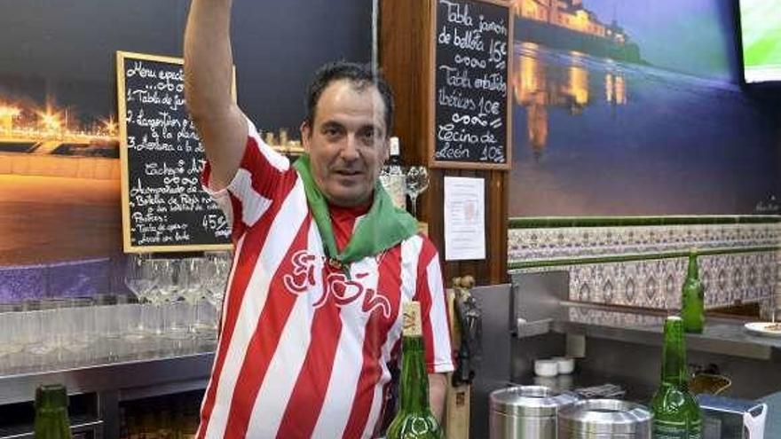 Julio Pérez echa un culín en la sidrería Rubiera ataviado con la camiseta del Sporting y el pañuelo identificativo de &quot;Gijón de Sidra&quot;.