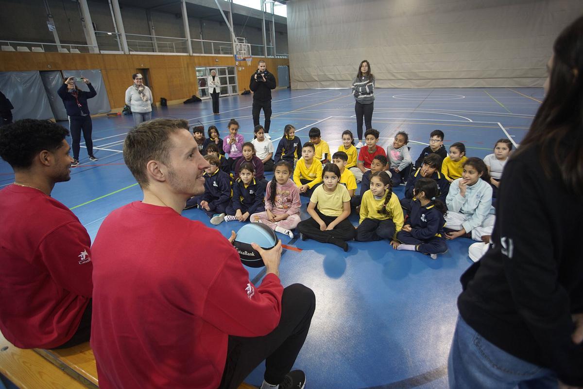 Girona pavello santa eugènia alumnes Escola Santa Eugènia de Girona trobada amb jugadors del Bàsquet Girona