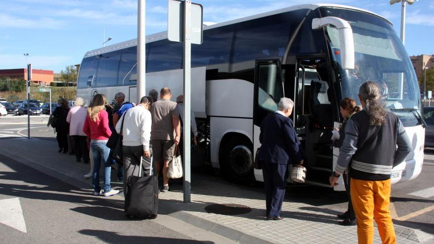 Un autobús recollint passatgers a l&#039;estació de l&#039;alta velocitat de Figueres-Vilafant aquest dijous