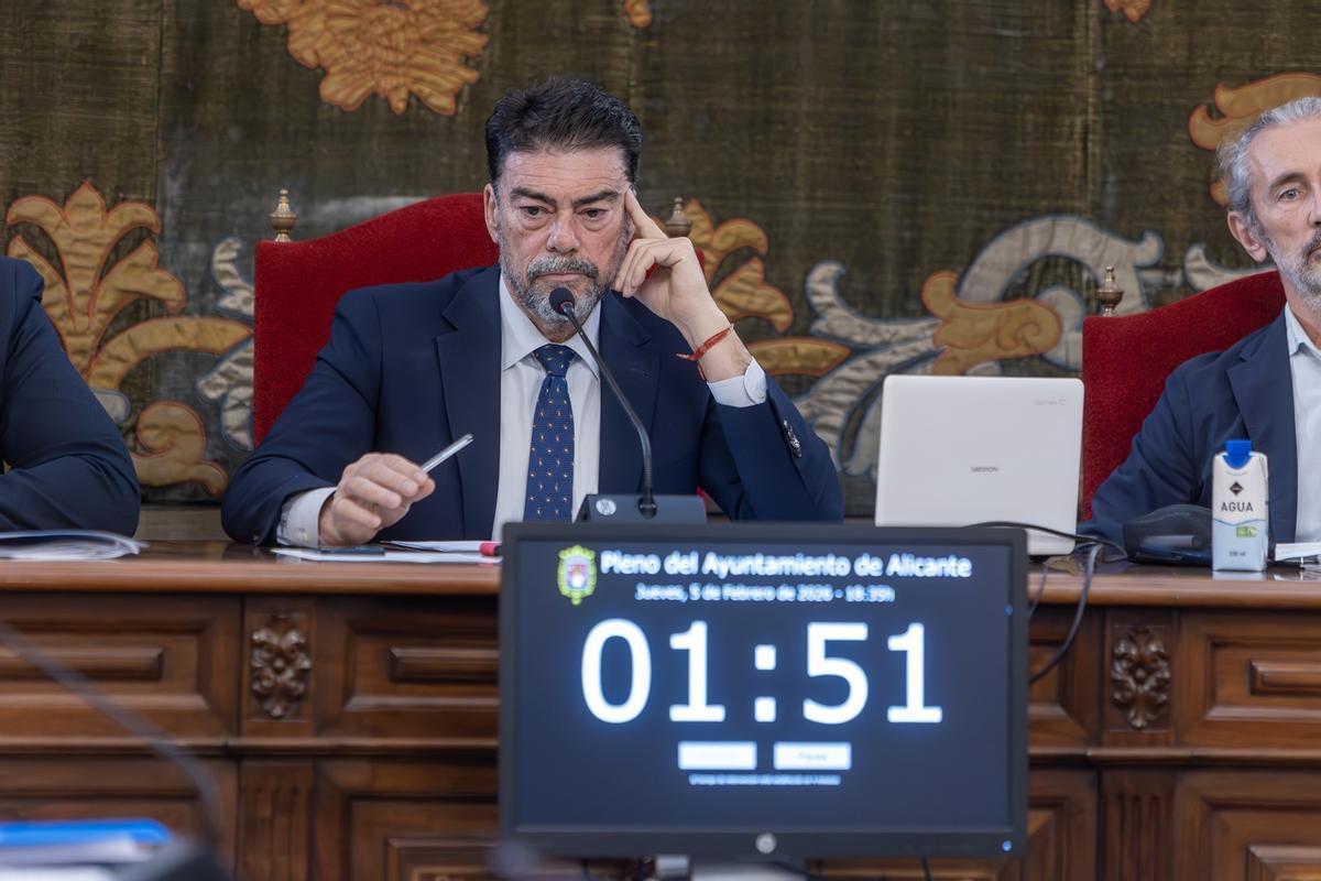 El alcalde de Alicante, Luis Barcala, reflexivo durante el pleno por el escándalo de las viviendas protegidas.