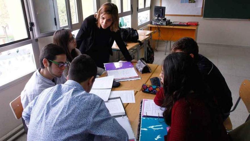 Los alumnos traban junto con la profesora en uno de los proyectos.