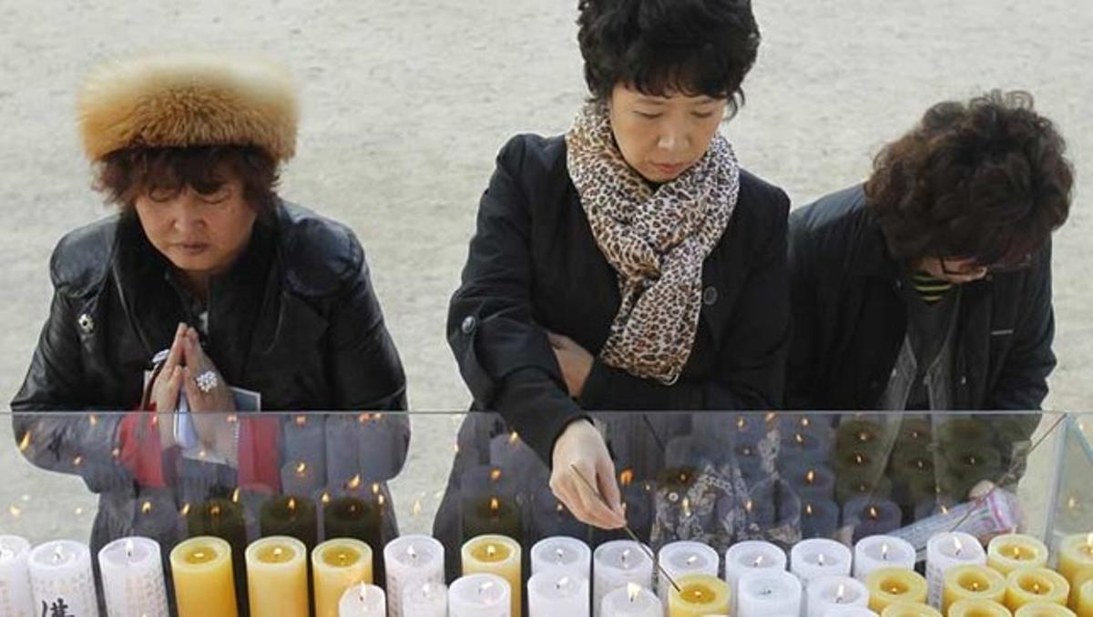 Mares sud-coreanes resen perquè els seus fills aprovin els exàmens d’accés a la universitat, durant un servei especial en un centre budista a Seül.