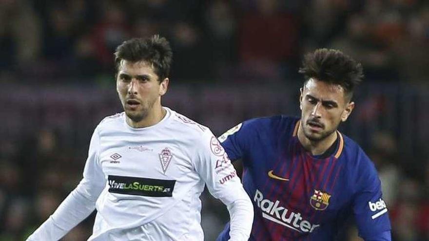 Costas presiona a un jugador del Murcia en el partido de Copa.