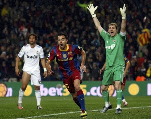 Los Clásicos también han sido una constante en la carrera de Casillas. En la fotografía, tras un gol de su amigo Xavi en el Nou Camp en 2010.